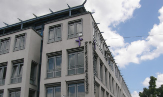 Aussenfassade Evangelische Hochschule Nürnberg mit Schriftzug 
