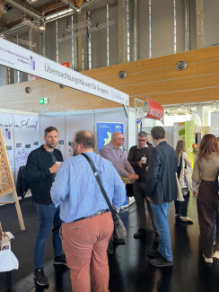 geschäftiges Treiben am Stand der kirchlichen Übernachtungshäuser