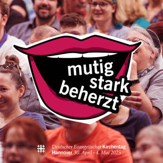 Plakat mit Menschen und der Losung des Kirchentges